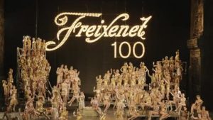 Las icónicas burbujas doradas de Freixenet en un anuncio navideño.